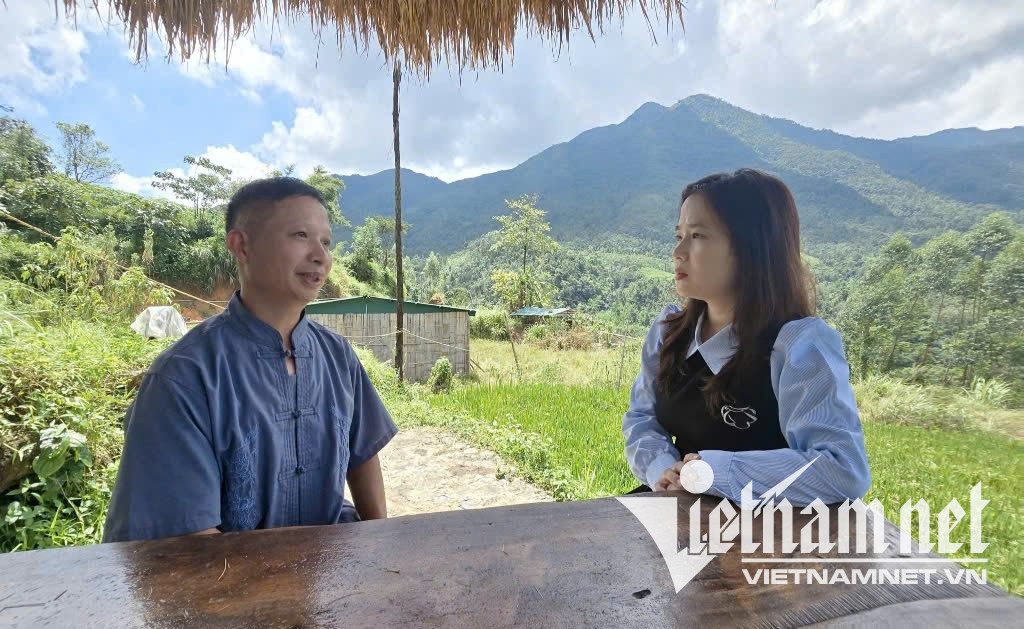 W-Người có uy tín, Bí thư, Trưởng thôn Khe Tiền Dường Phúc Thím trò chuyện, trao đổi với phóng viên VietNamNet.jpg