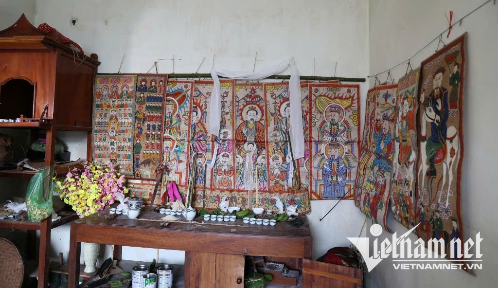 W-Tranh thờ là vật phẩm không thể thiếu để thầy cúng thực hiện nghi lễ cấp sắc.jpg