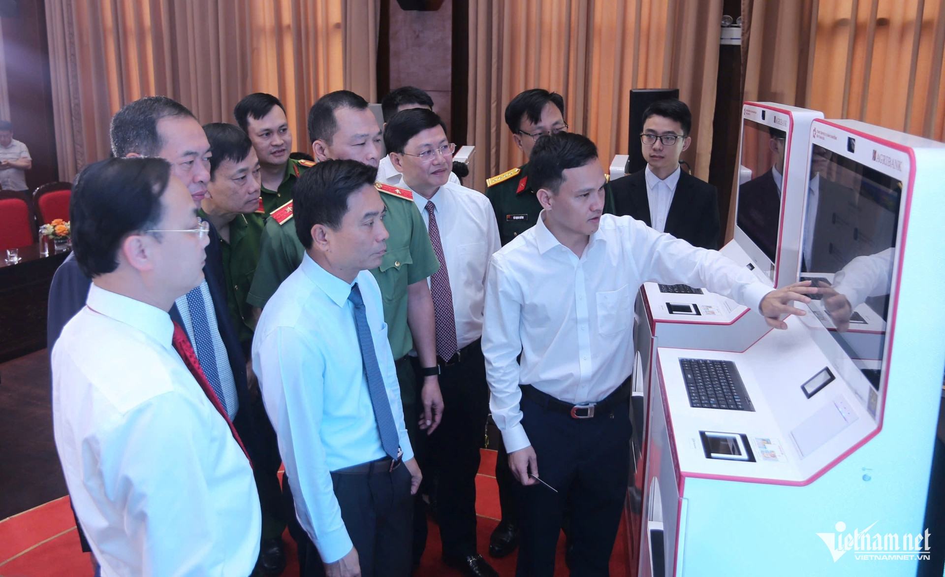 Residents using the smart public service kiosk in Thanh Hoa
