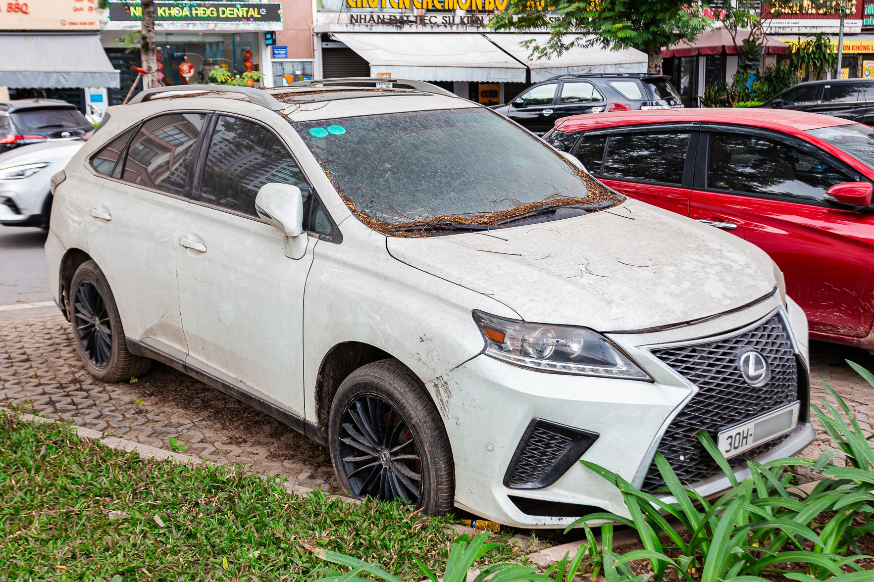 Xót xa xe sang Lexus RX350 hơn 4 tỷ bỏ hoang nhiều năm trên vỉa hè Hà Nội