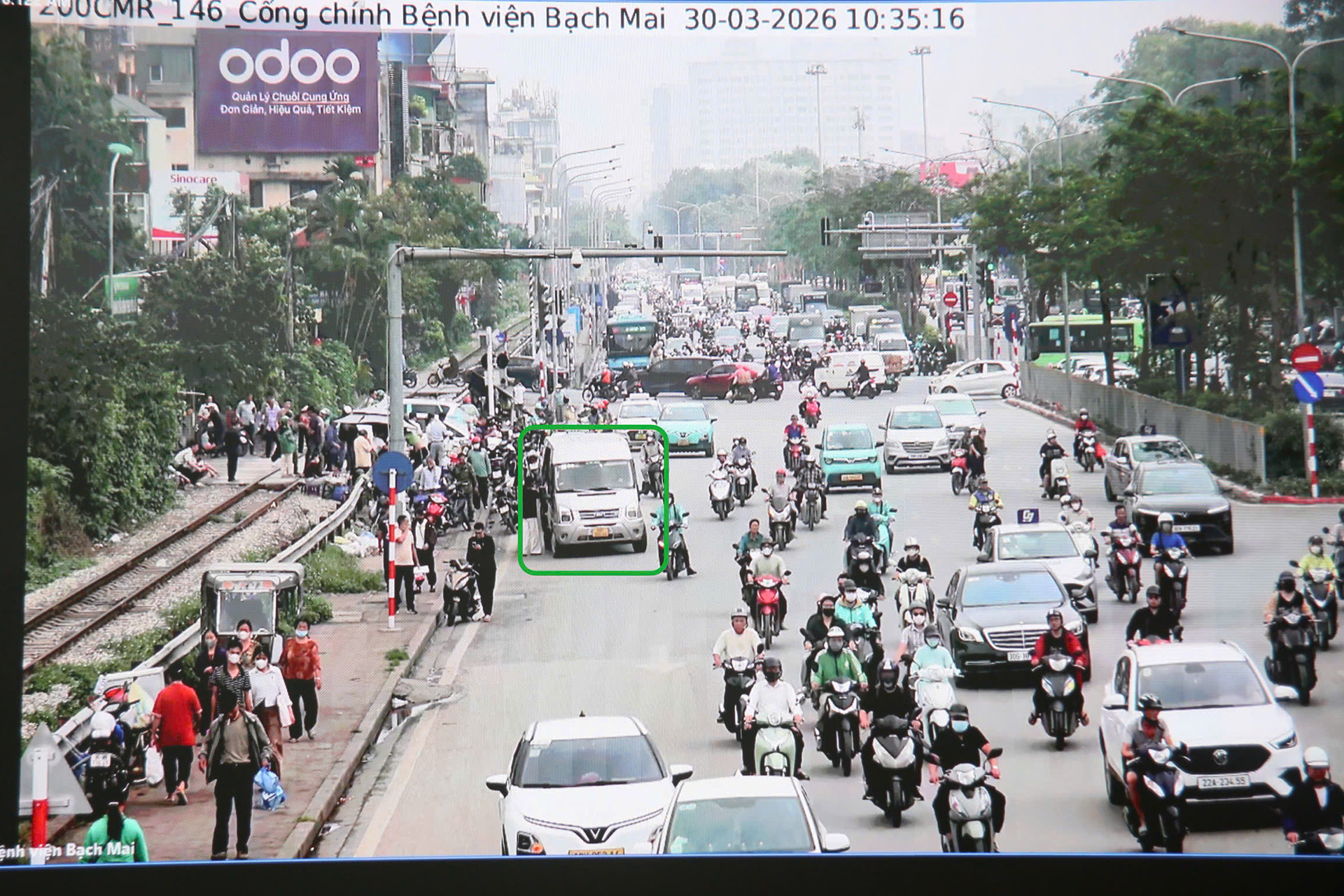 CSGT Hà Nội dùng camera AI xử lý vi phạm dừng, đỗ ô tô sai quy định