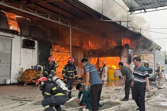 Bản tin trưa 31/3: Cháy lớn xưởng bánh kẹo 700 m² ở Hà Nội lúc rạng sáng