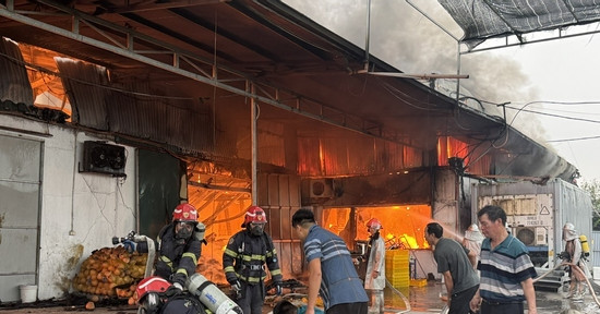 Cháy lớn kho bánh kẹo 700 m² ở Hà Nội lúc rạng sáng, thiệt hại nặng