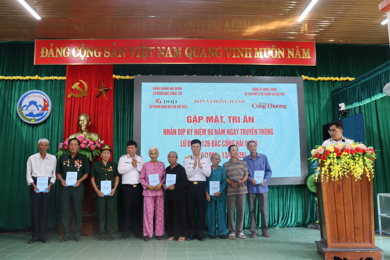 5. Đại tá Phan Văn Cảnh, Lữ đoàn trưởng và Đại tá Mai Xuân Hưởng, Chính ủy Lữ đoàn tặng quà các gia đình chính sách xã Cửa Việt, tỉnh Quảng Trị (1).JPG