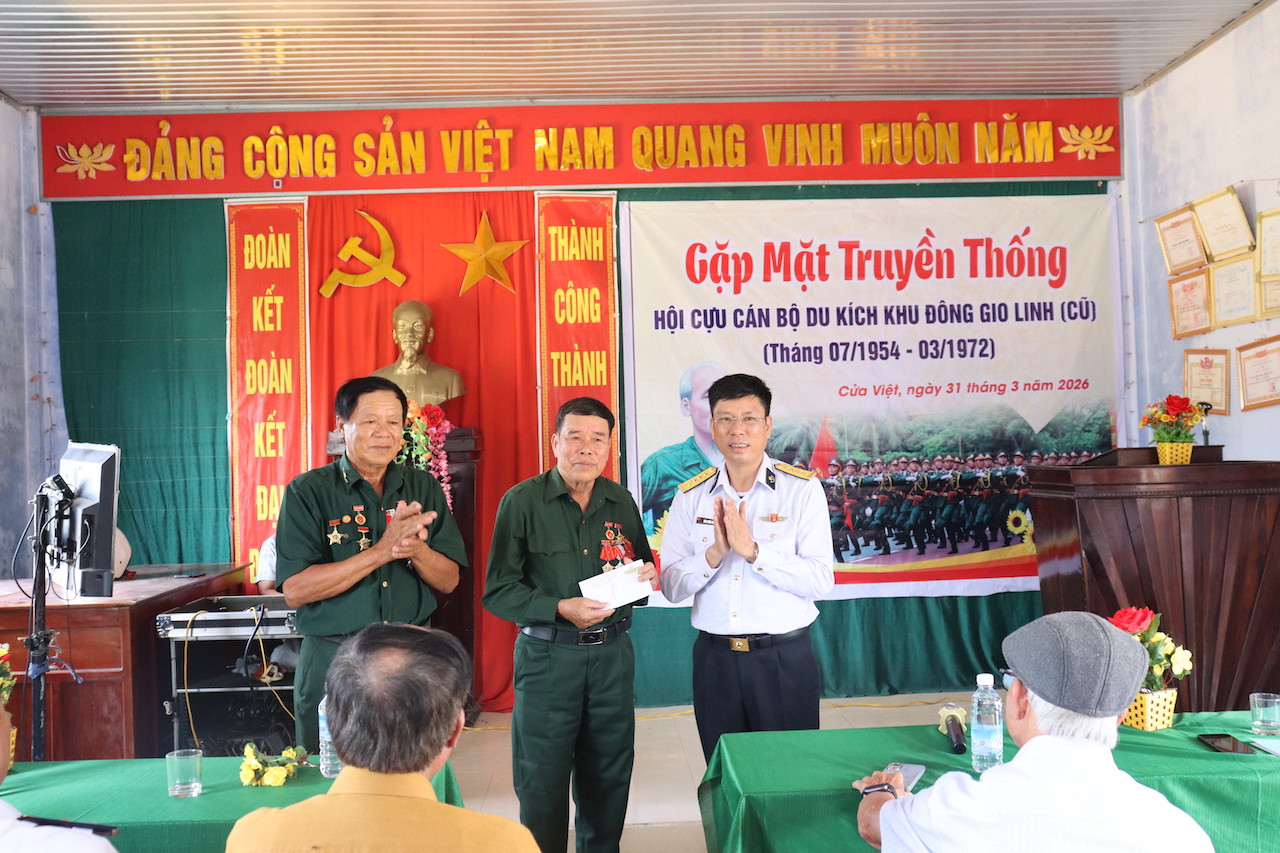 7. Đại tá Mai Xuân Hưởng, Chính ủy Lữ đoàn tặng quà Hội cựu cán bộ du kích Đông Gio Linh, Quảng Trị (1).JPG