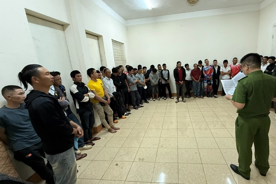 Bắt 45 người trong sới bạc 'câu cá', thu nhiều ô tô và tiền mặt