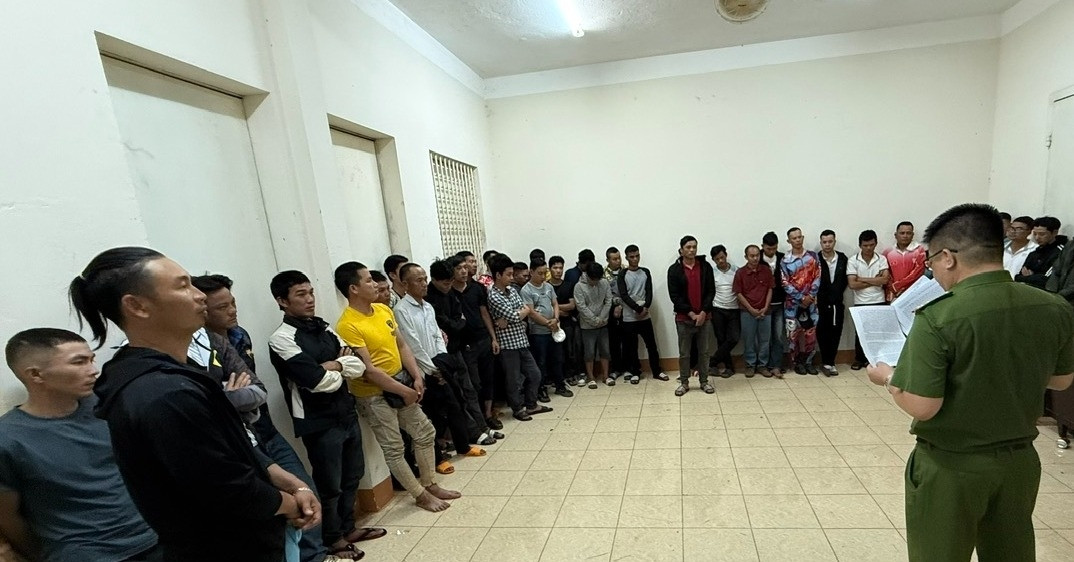 Bắt 45 người trong sới bạc &amp;apos;câu cá&amp;apos;, thu nhiều ô tô và tiền mặt