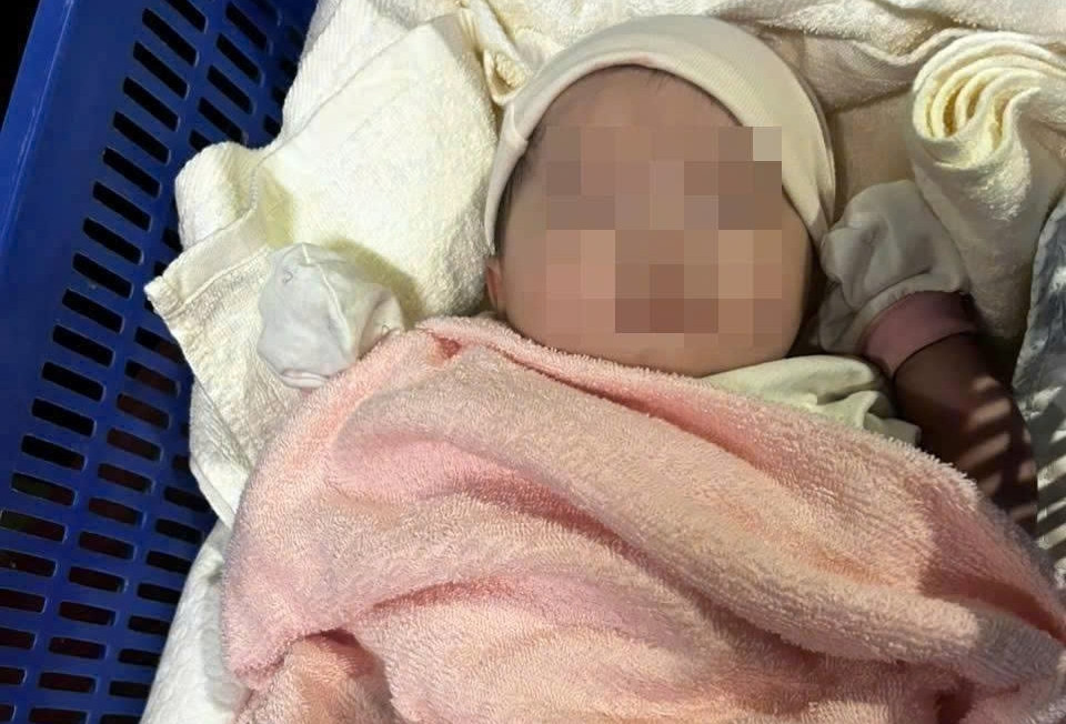  Bé gái sơ sinh bị bỏ rơi kèm bức thư 'con là sinh viên lỡ trót dại' 