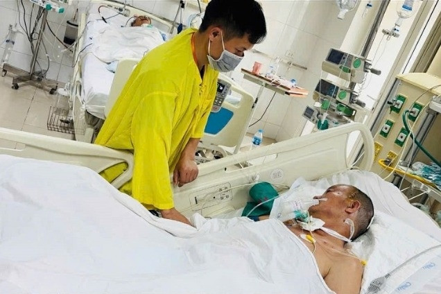 Bố tai nạn nguy kịch, con trai vay mượn khắp nơi không đủ tiền cứu chữa