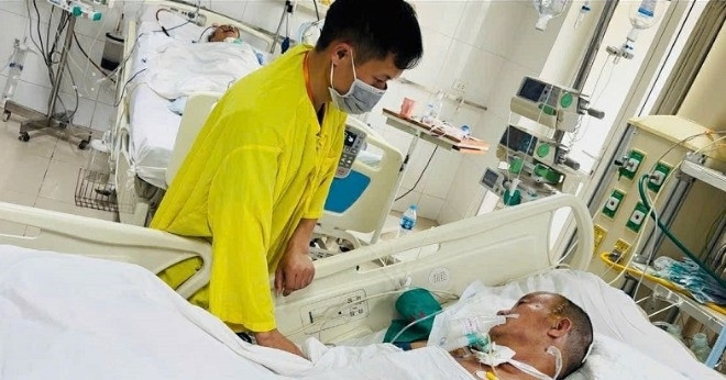 Bố tai nạn nguy kịch, con trai vay mượn khắp nơi vẫn không đủ tiền cứu chữa