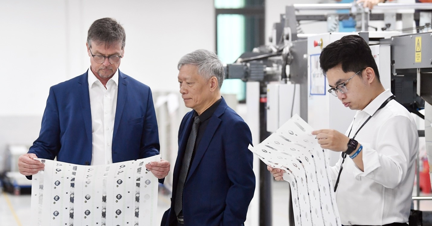 Công ty Polymer Q&T hợp tác KURZ nghiên cứu công nghệ bảo mật nền tiền polymer