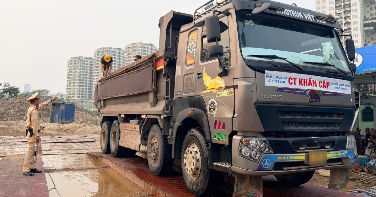 CSGT Hà Nội ngày đêm trực trước công trình, buộc cắt thùng xe tải cơi nới