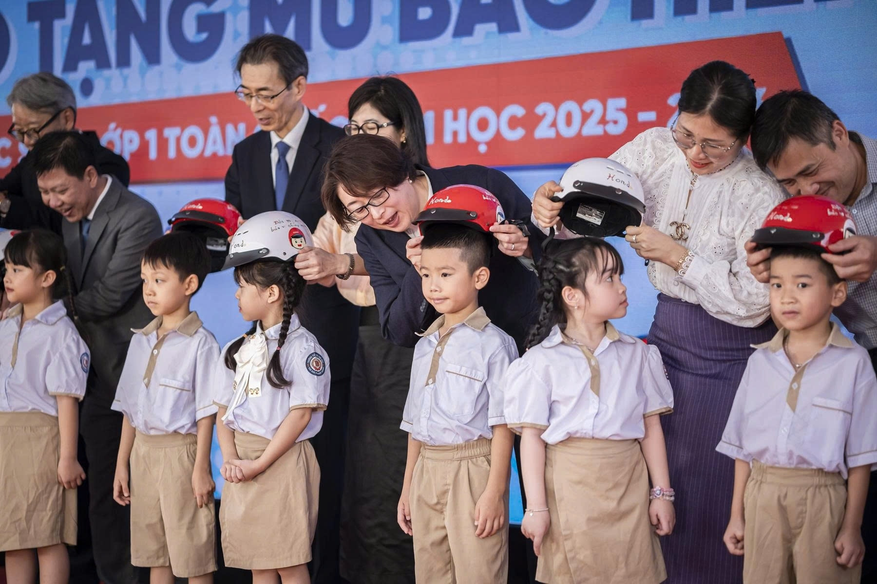 Honda Việt Nam tổng kết tỷ lệ đội mũ bảo hiểm của trẻ em năm học 2025-2026