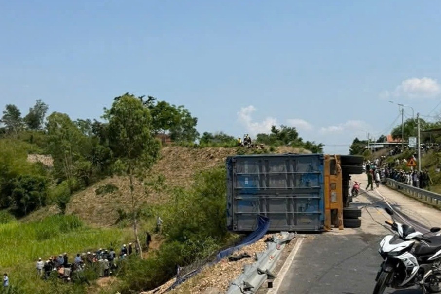  Nguyên nhân ban đầu vụ xe container tông xe máy khiến 3 người tử vong 