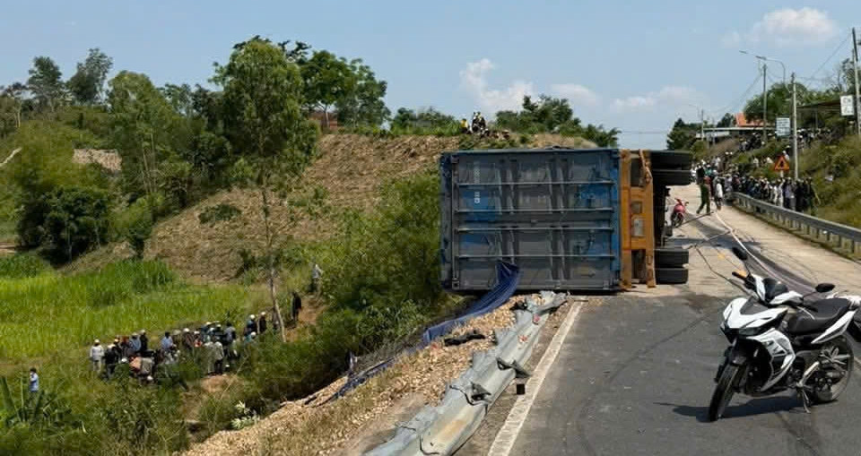 Nguyên nhân ban đầu vụ xe container tông xe máy khiến 3 người tử vong