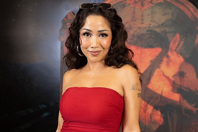 Ốc Thanh Vân nhuộm da nâu gợi cảm đóng cặp với mỹ nam kém 14 tuổi