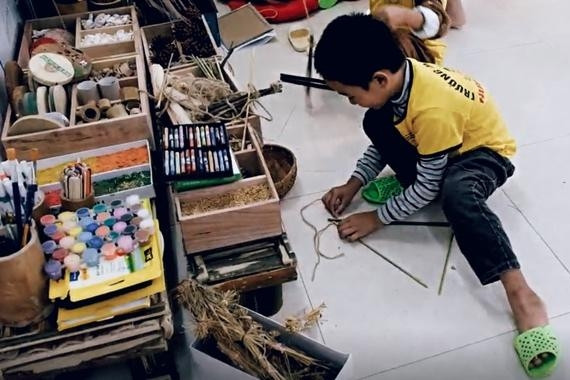 Ống tre, vỏ bắp, đá sỏi nâng cao chất lượng giáo dục mầm non vùng khó khăn