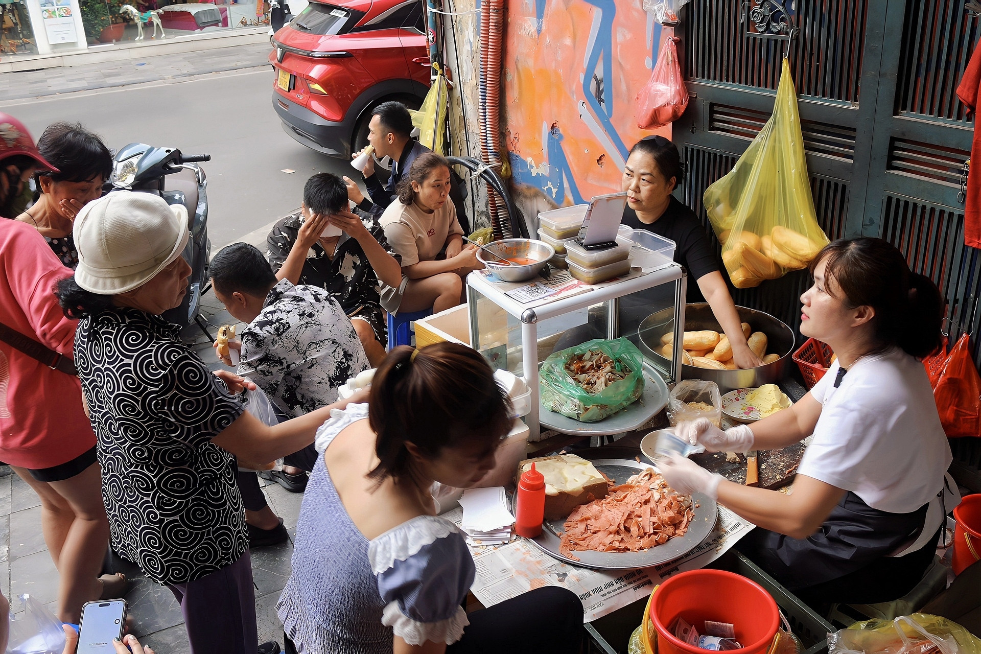 Quán bánh mì 47 năm 'bảo thủ' ở phố cổ Hà Nội, khách xếp hàng chờ mua