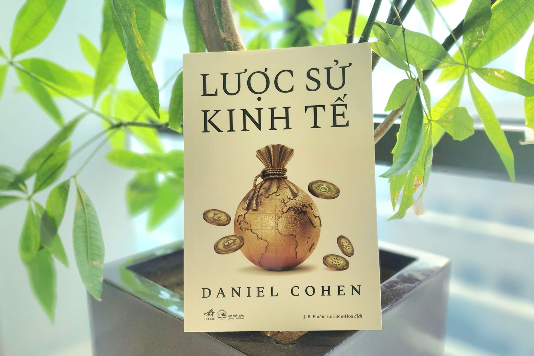 Tác phẩm định nghĩa hạnh phúc trong một thế giới đầy biến động
