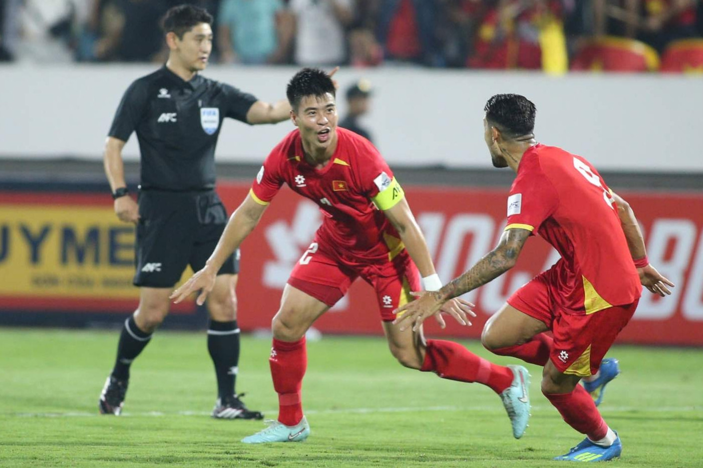  Video Duy Mạnh đánh đầu dũng mãnh cháy lưới Malaysia 