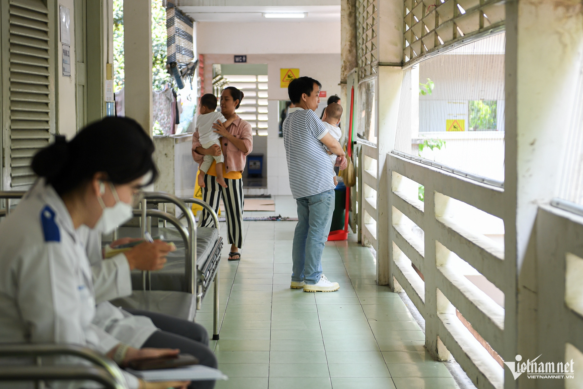 48 giờ mắc tay chân miệng, trẻ ngưng thở, lọc máu khẩn ở bệnh viện tuyến cuối W-tây chân miệng nguyễn huế 12.jpg