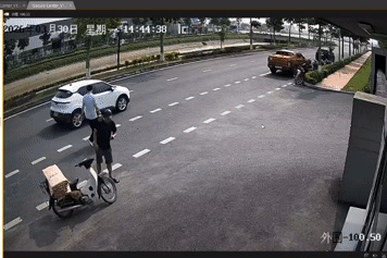 Xe điện dừng giữa đường đón khách khiến ô tô MG húc đuôi, lật ngửa