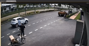 Xe điện VinFast VF5 dừng giữa đường đón khách, ô tô MG húc đuôi lật ngửa