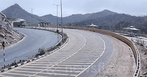 Xe tải mất phanh trên đèo dốc, tài xế thoát thảm kịch trong gang tấc