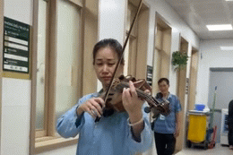 Nghệ sĩ Nguyệt Thu chơi viola ở hành lang bệnh viện: Lời cầu nguyện sau ca cấp cứu