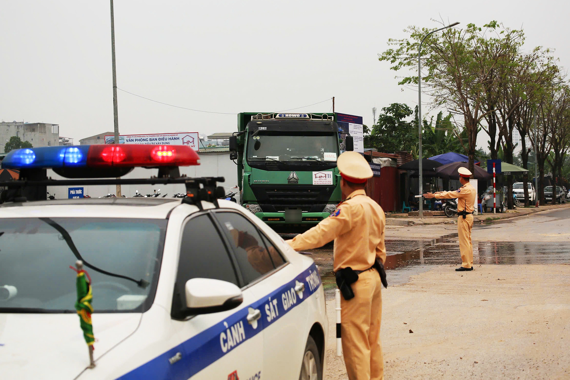 CSGT Hà Nội quay clip tận công trình xây dựng, chỉ rõ xe tải làm rơi vãi đất