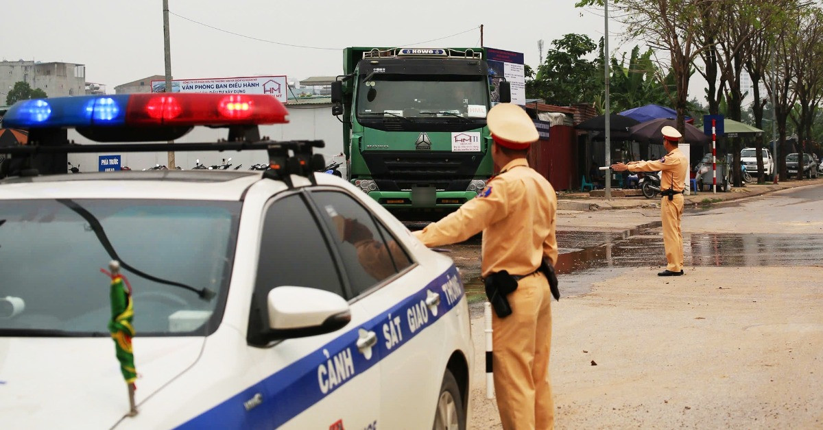 CSGT Hà Nội quay clip tận công trình xây dựng, chỉ rõ xe tải làm rơi vãi đất