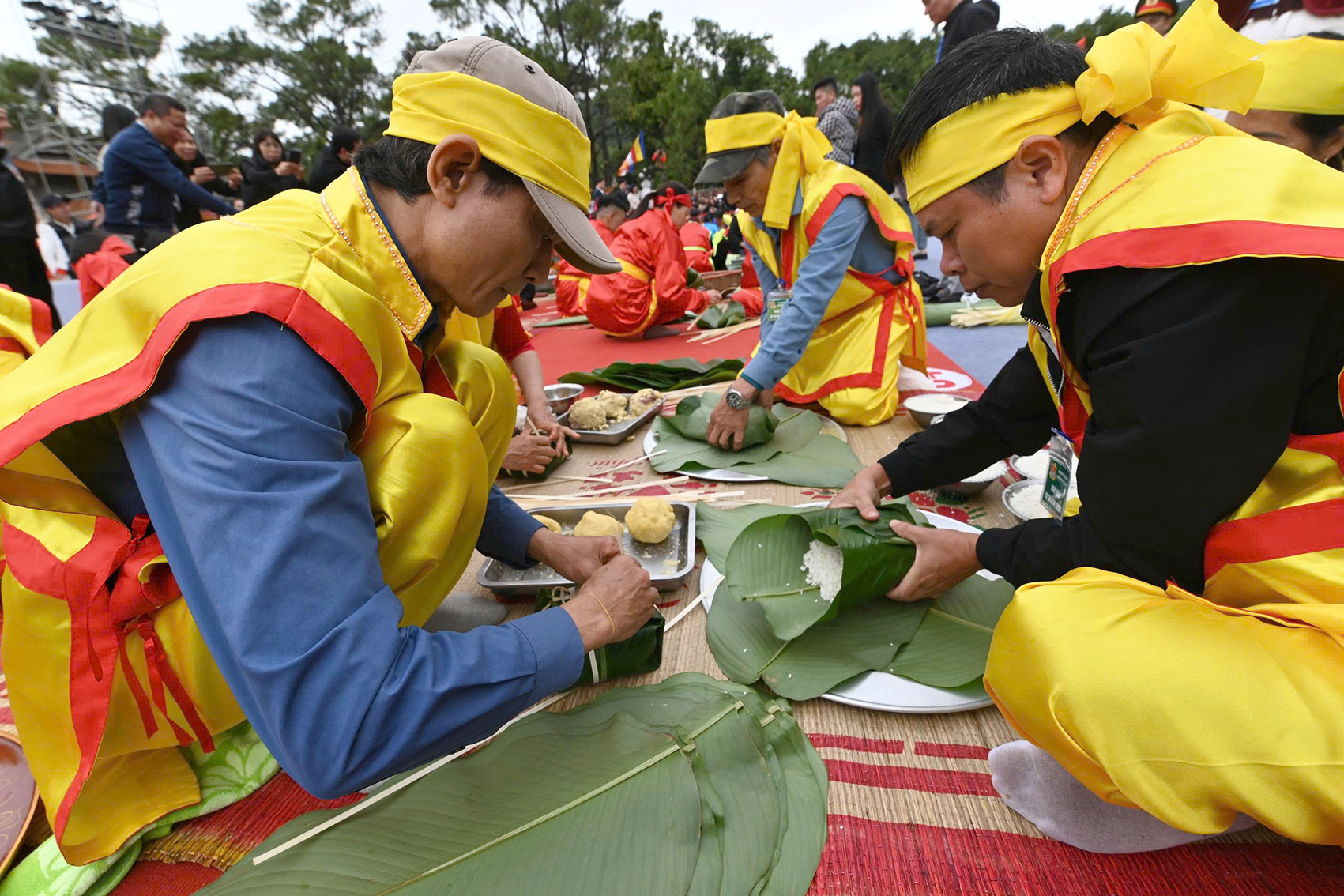 Trăm người thi gói bánh truyền thống tại Lễ hội mùa xuân Côn Sơn - Kiếp Bạc