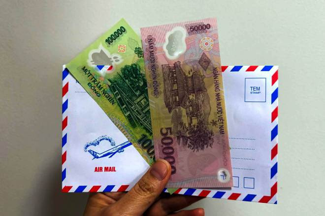 Khó chịu khi bóc phong bì hàng xóm mừng thọ bố, lời mẹ nói khiến con trai xấu hổ