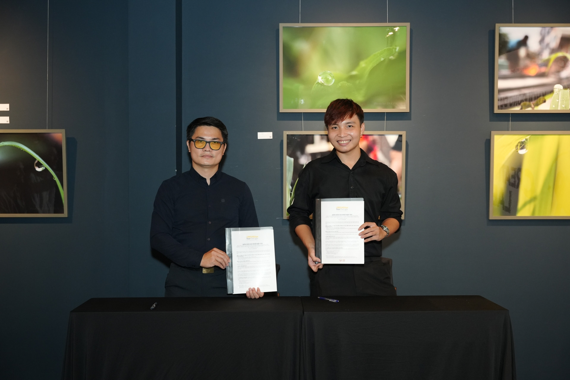 batch_Ký MOU giữa Kính Vạn Hoa và đạo diễn Dương Huy.jpg