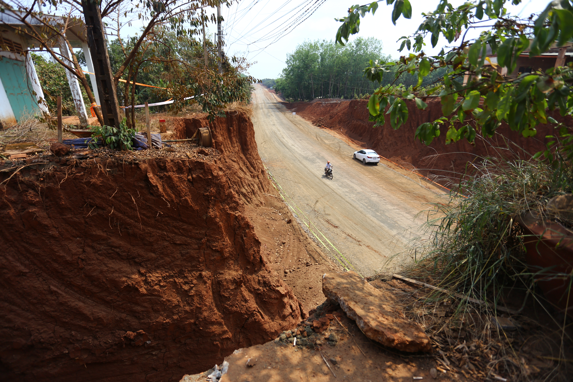 Tỉnh ủy Đồng Nai yêu cầu báo cáo vụ hạ cốt nền đường khiến nhà dân cheo leo