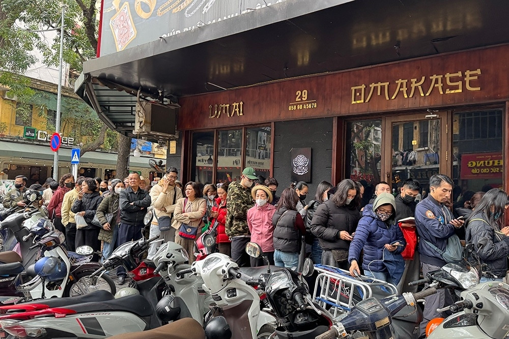 Chờ đến lượt mua vàng khi giá giảm, người dân nhận giấy hẹn mang về