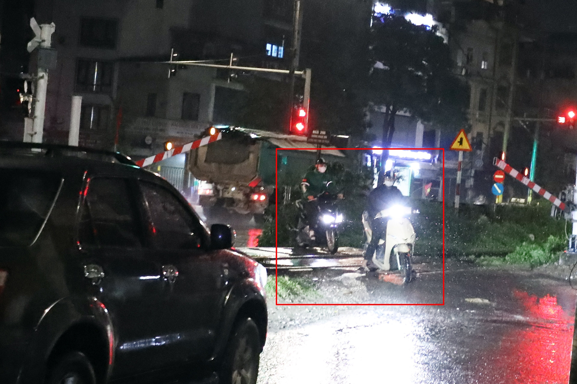 Cố vượt gác chắn đường sắt trong đêm, nhiều tài xế ở Hà Nội bị ghi hình xử phạt