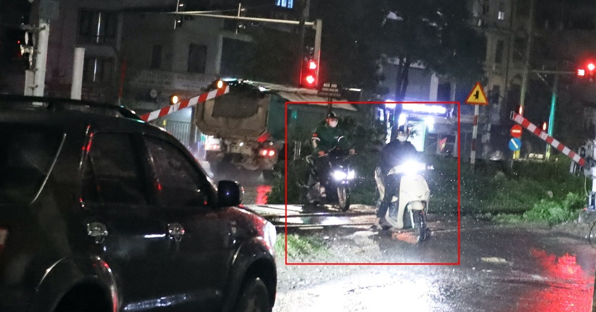 Cố vượt gác chắn đường sắt trong đêm, nhiều tài xế ở Hà Nội bị ghi hình xử phạt