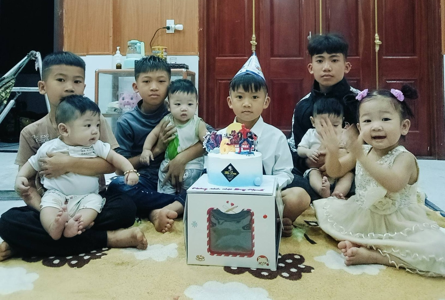 Cuộc sống 'ăn đứng, ngủ ngồi' của người mẹ Quảng Trị 32 tuổi có 8 con