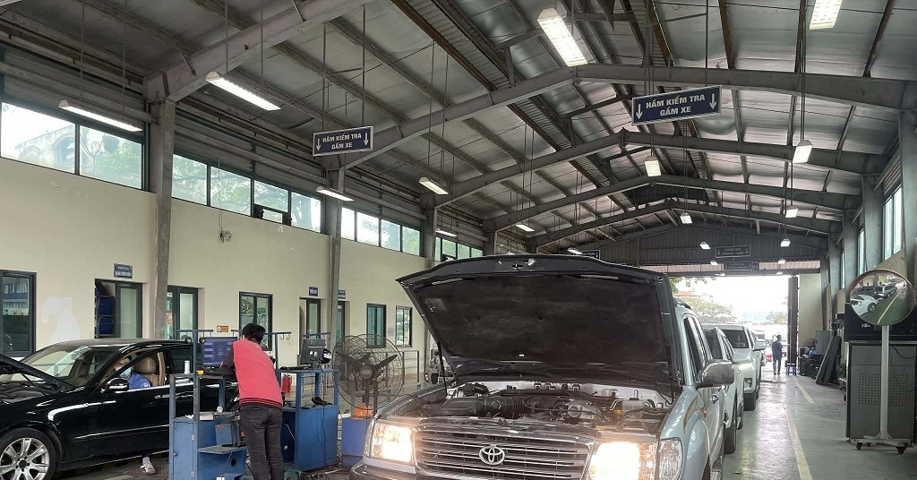 Đăng kiểm đạp hết chân ga đo khí thải, nhiều chủ xe máy dầu “xót ruột”, nín thở