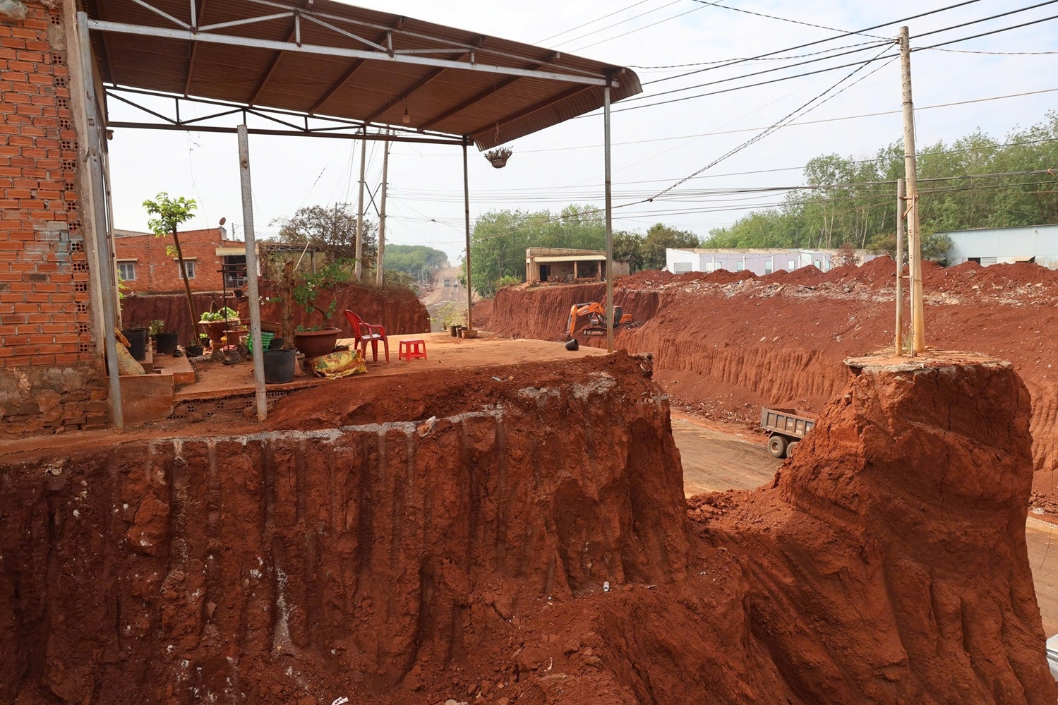 Đề xuất tạm dừng thi công đoạn đường có 8 ngôi nhà chênh vênh trên vách đất