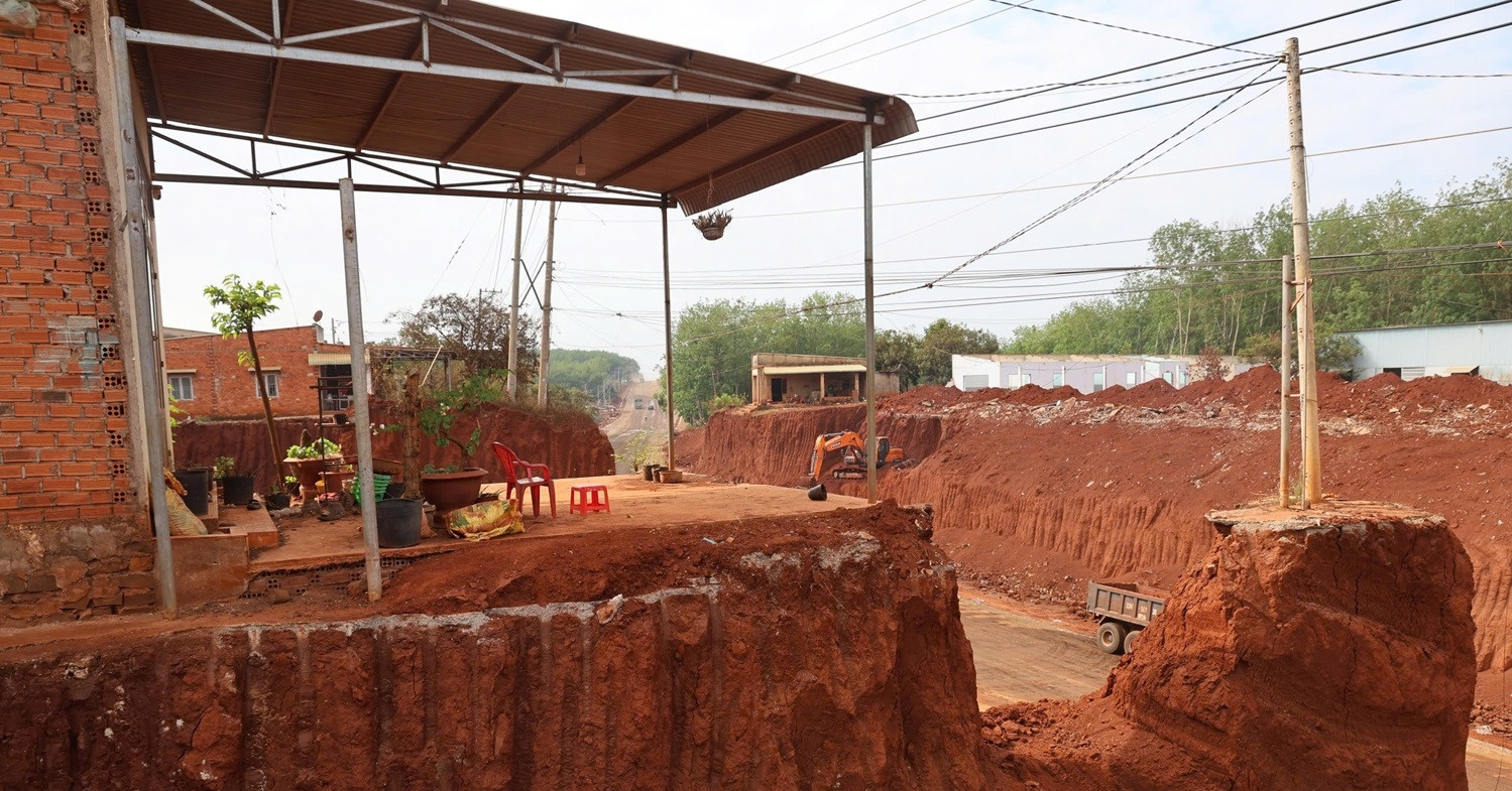 Đề xuất tạm dừng thi công đoạn đường có 8 ngôi nhà chênh vênh trên vách đất