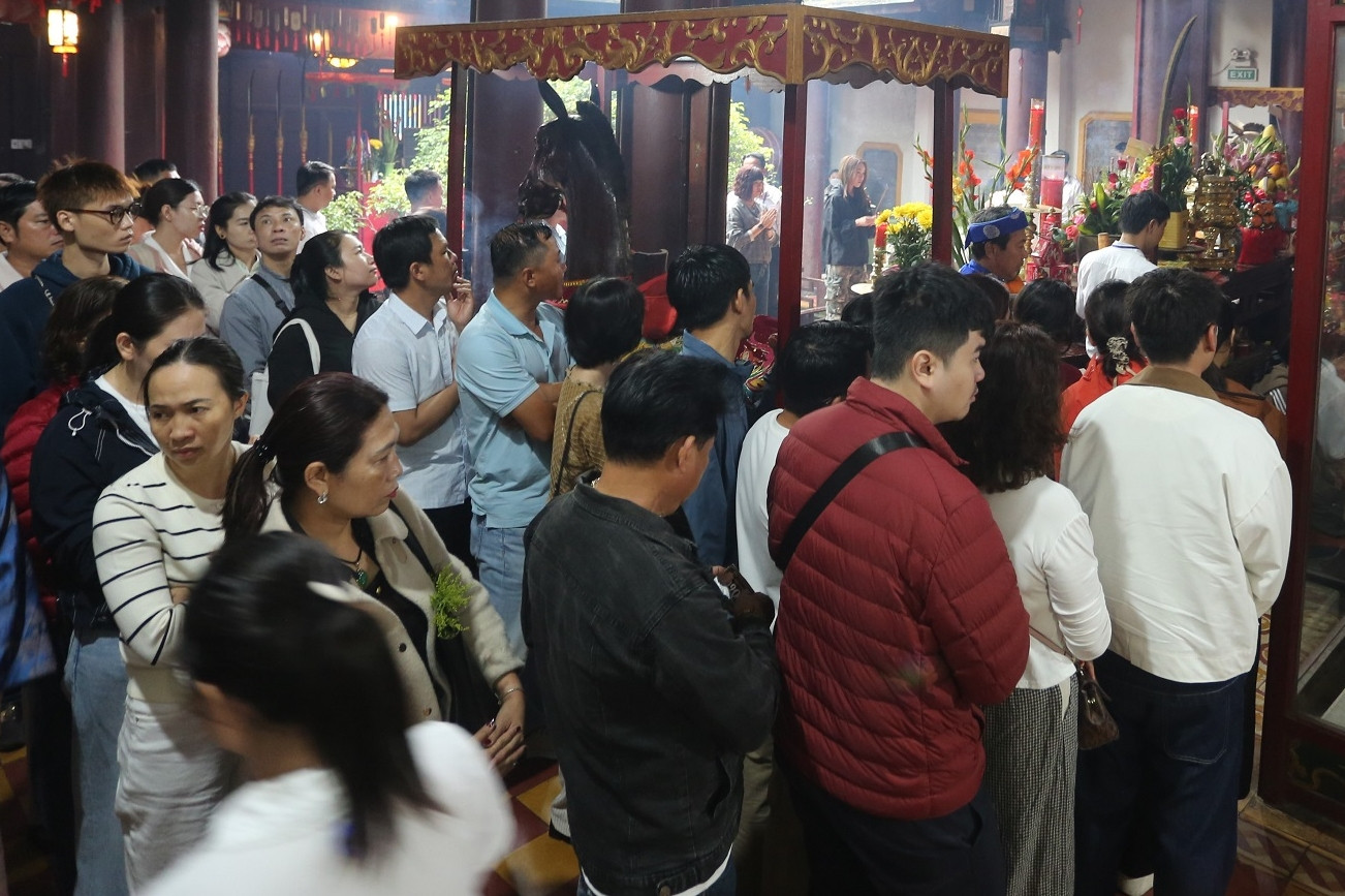 Du khách xếp hàng dài xin lộc, sờ tượng ngựa dịp tết Nguyên tiêu ở Hội An