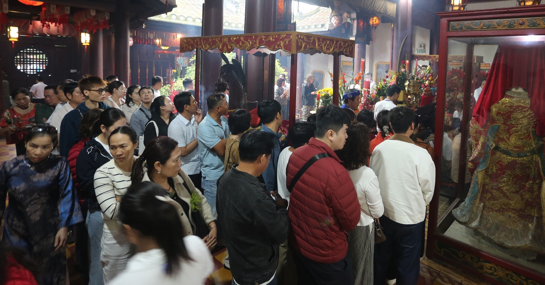 Hàng Dài Du Khách Xin Lộc Số Từ Tượng Ngựa Dịp Tết Nguyên Tiêu Tại Hội An