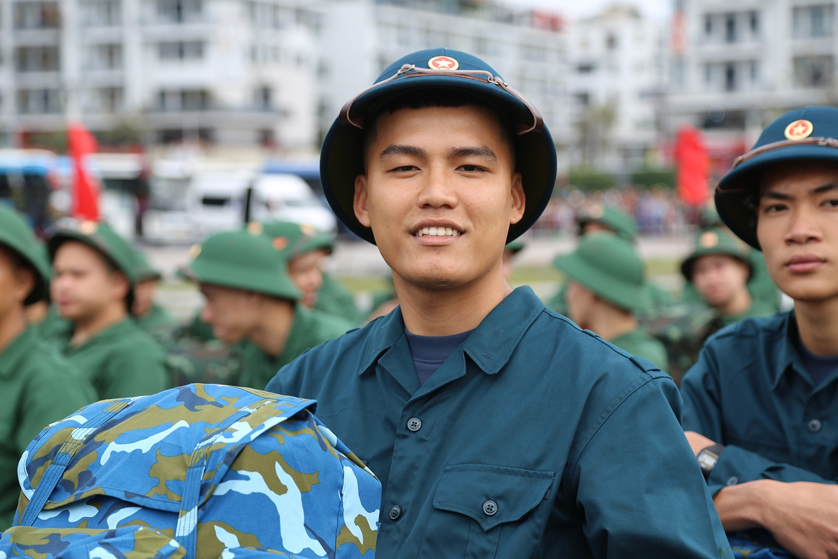 Hướng dẫn viên gác việc lương cao viết đơn tình nguyện khoác áo lính