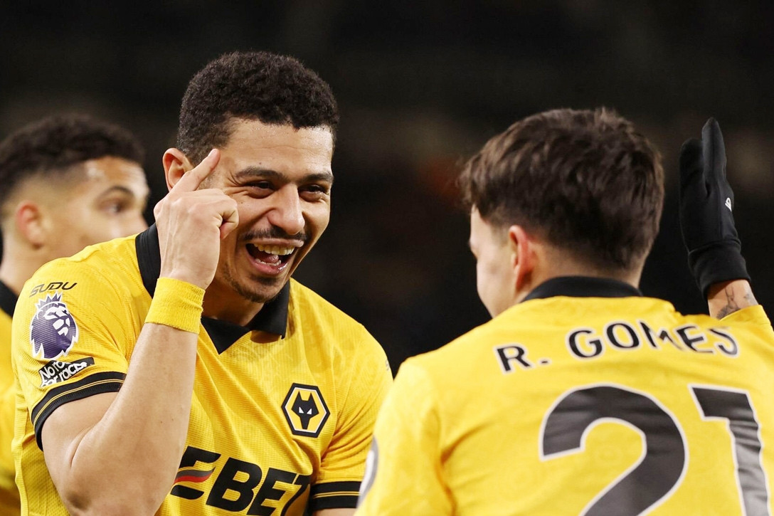 Liverpool thua đội bét bảng Ngoại hạng Anh, MU mừng thầm