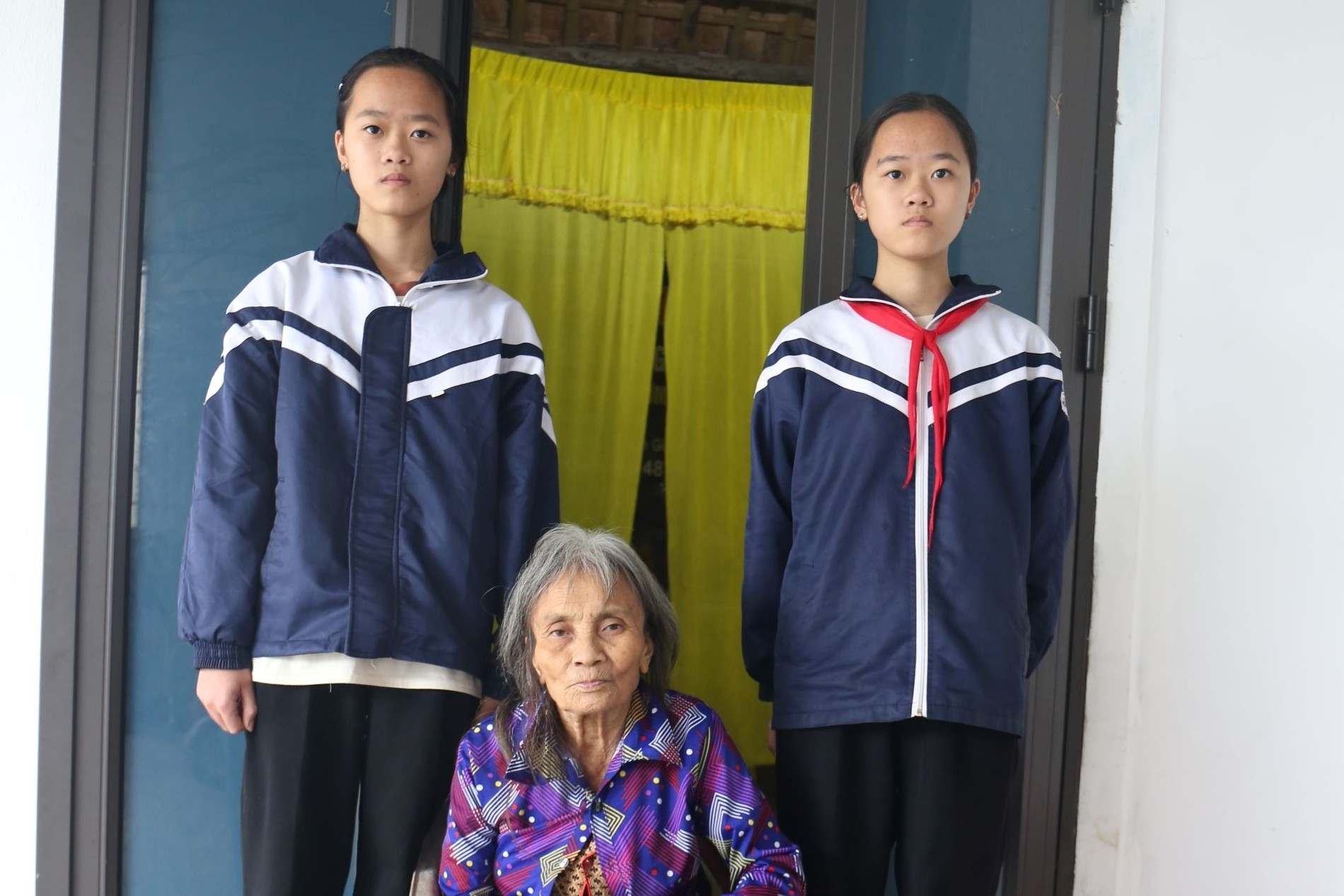 Mẹ mất, bà ngoại liệt nửa người, hai bé gái cần vòng tay cộng đồng nâng đỡ