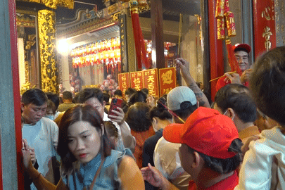 Người dân hào hứng đi chùa 'vay tiền' để cầu may