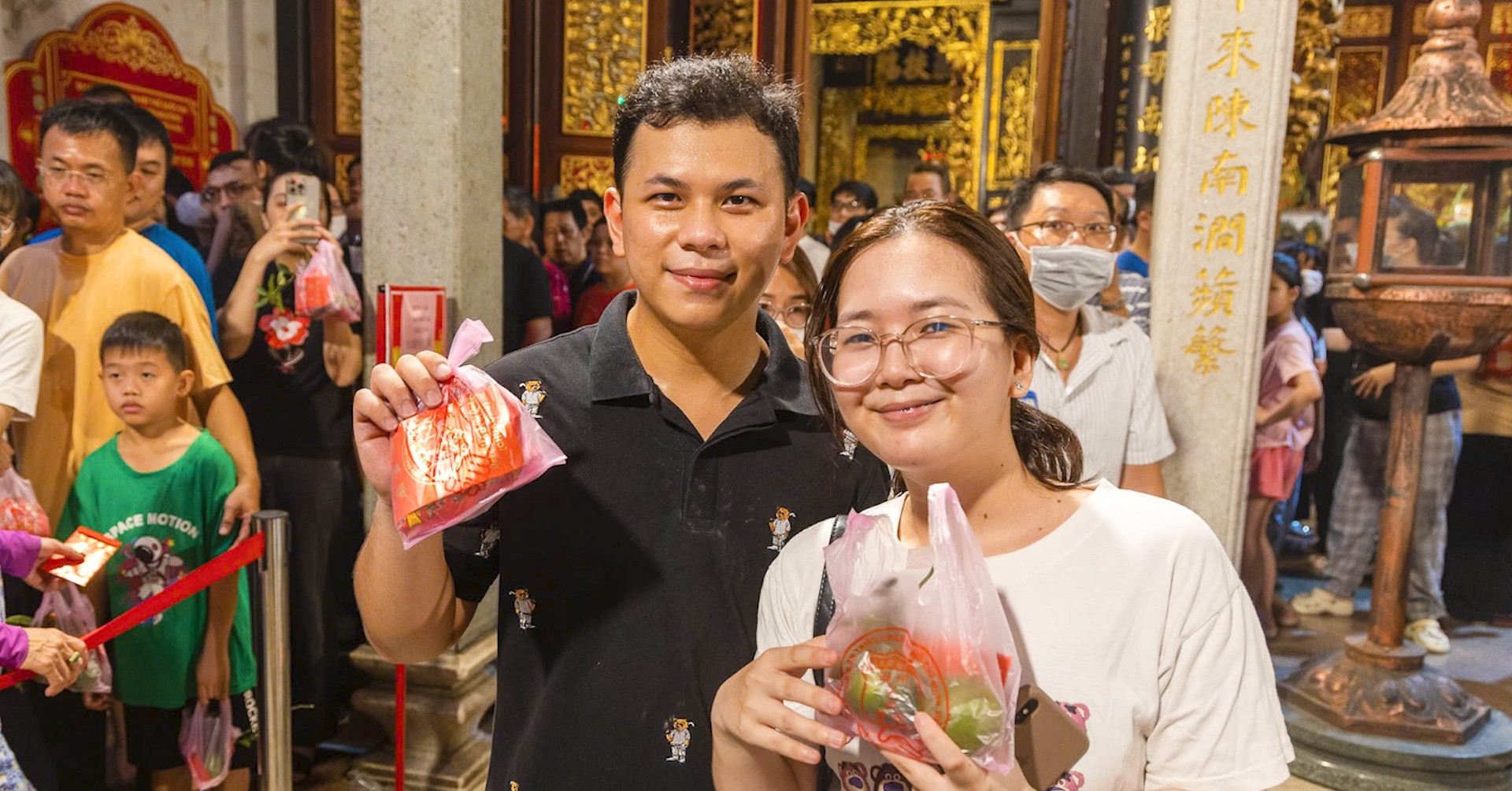 Người dân hào hứng đi chùa 'vay tiền' để cầu may