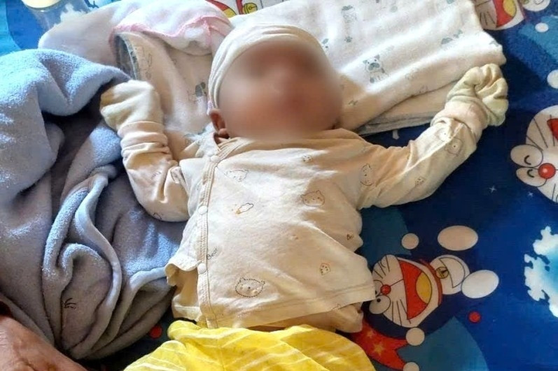 Phát hiện bé trai bị bỏ rơi và mẩu giấy tiết lộ thông tin bất ngờ về người mẹ